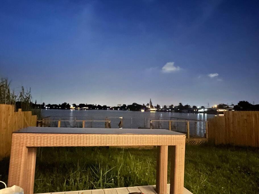 Supervilla - Lakefront - Sunsets, Kayaks, Grill フォート・ローダーデール エクステリア 写真
