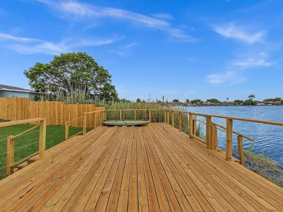 Supervilla - Lakefront - Sunsets, Kayaks, Grill フォート・ローダーデール エクステリア 写真