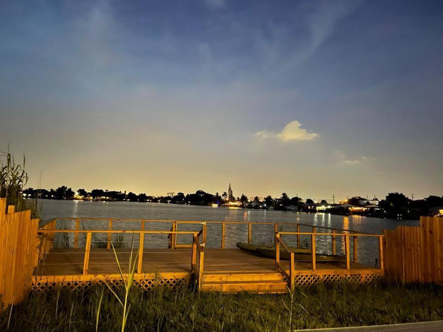 Supervilla - Lakefront - Sunsets, Kayaks, Grill フォート・ローダーデール エクステリア 写真