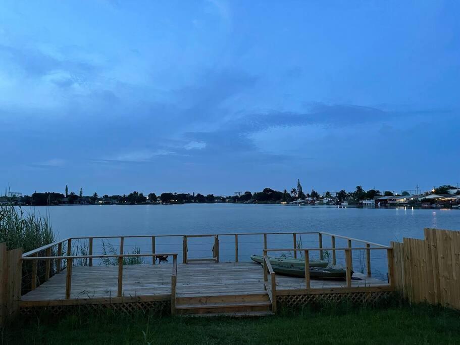 Supervilla - Lakefront - Sunsets, Kayaks, Grill フォート・ローダーデール エクステリア 写真